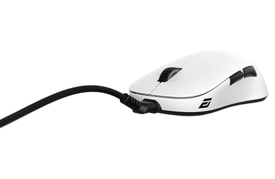 Strakke witte gamingmuis met een zwarte kabel, voorzien van zijknoppen en een logo. Het minimalistische ontwerp straalt een moderne, hightech uitstraling uit